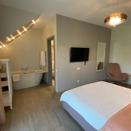 9 Garsas Guest house *